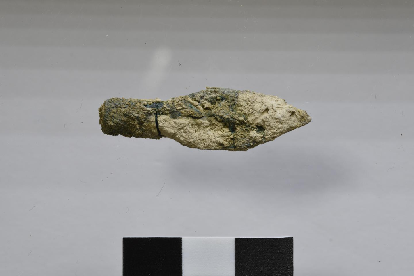 Наконечник стріли скіфського типу, виявлений під час розкопок в шарі грунту датованому 587/586 роками. до н.е.