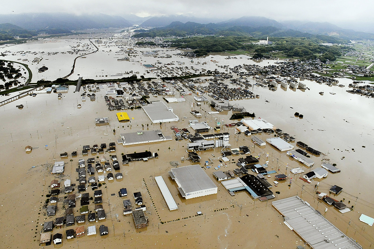У 2018 році безперервні зливи на заході Японії викликали сильні повені і зсуви, які змивали на своєму шляху дерева, машини, будинки і залишили без даху над головою мільйони жителів. Credit: Kyodo / Reuters