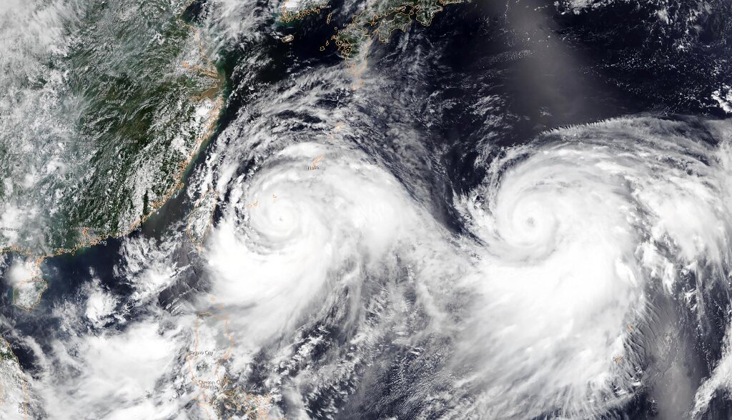 На цьому супутниковому фото видно тайфун Лекіма, що наближається до південно-східного Китаю