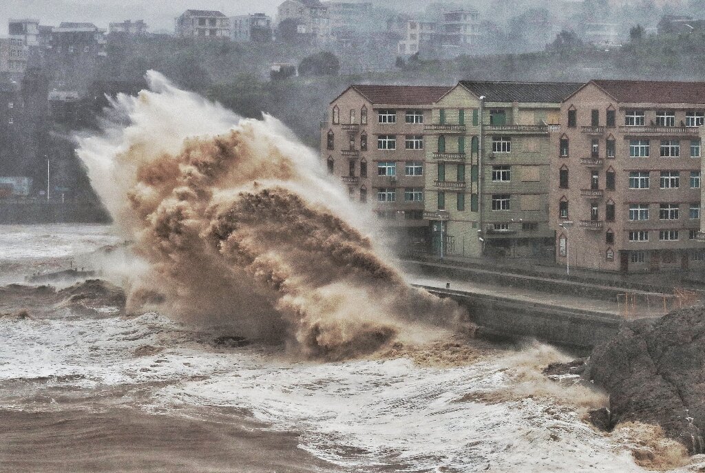 Хвилі потрапили в морську стіну в Тайчжоу у східній провінції Чжецзян в Китаї