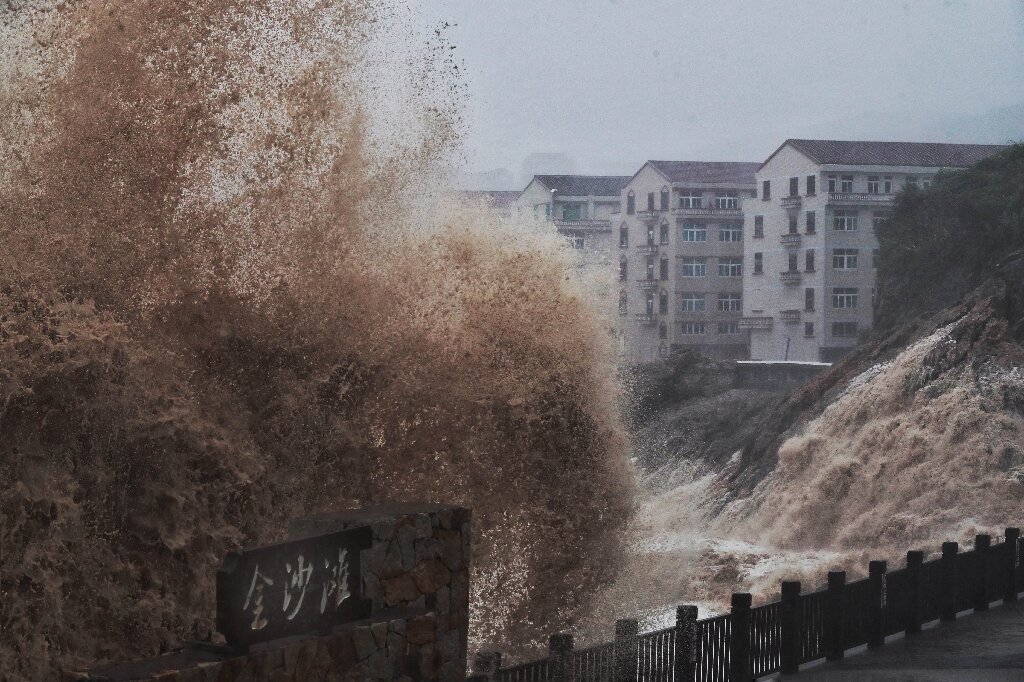 Перед бурею понад мільйон людей було евакуйовано зі своїх будинків на сході Китаю 