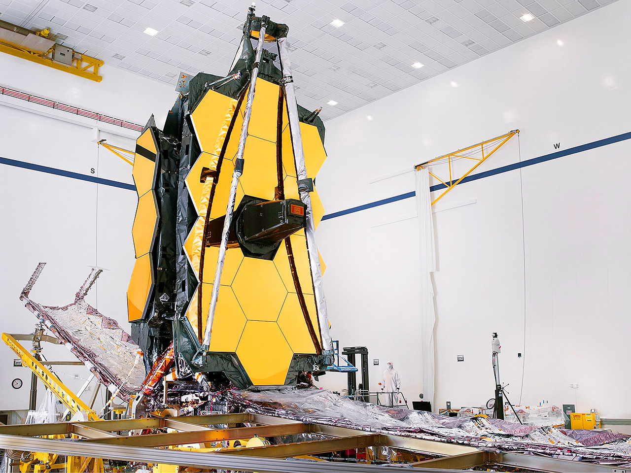 Повністю зібраний космічний телескоп NASA «James Webb». Credit: NASA / Chris Gunn