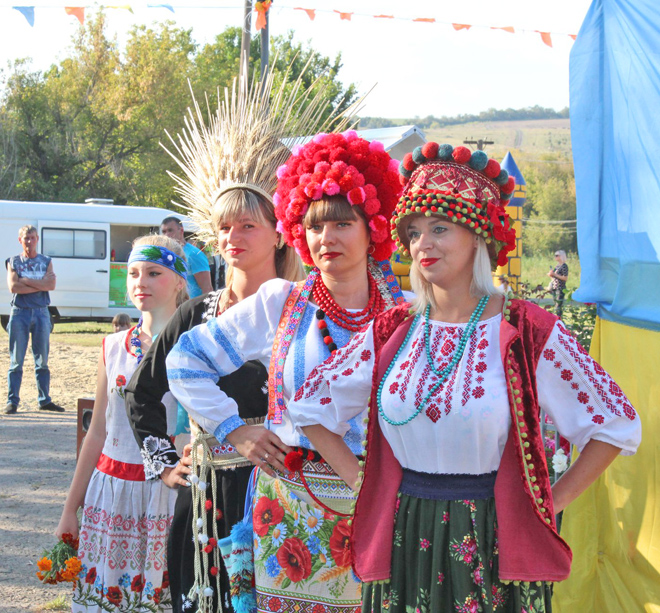 У луганському селі вражали різнобарв’ям українського вбрання