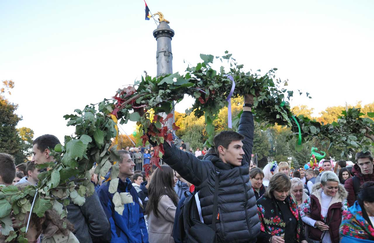 У плетінні вінка-оберега взяли участь всі небайдужі полтавці. Фото Дарини СИНИЦЬКОЇ.