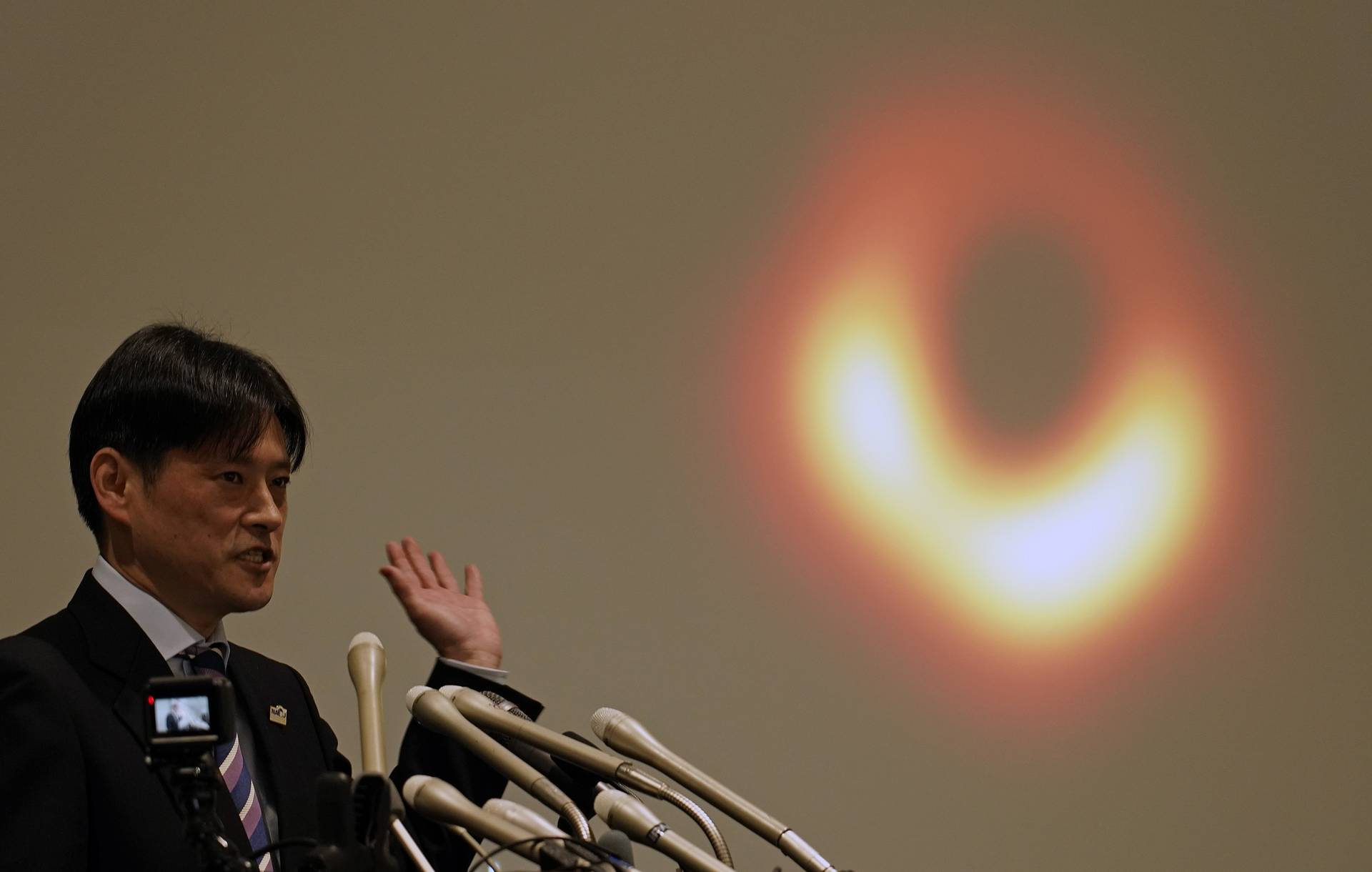 Марекі Хонма з Національної астрономічної обсерваторії Японії представляє перше зображення чорної діри під час прес-конференції в Токіо, 10 квітня 2019 року © EPA-EFE / FRANCK ROBICHON