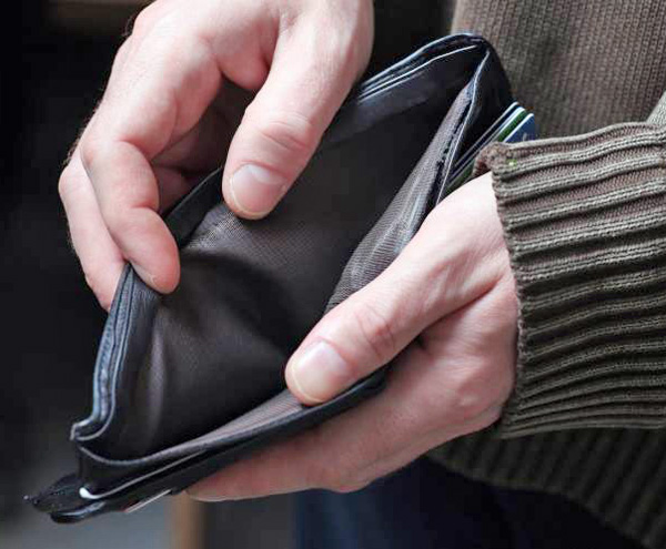 Щоб не опинитися з порожнім гаманцем, слід ретельніше перевіряти роботодавця. Фото з сайту depo.ua
