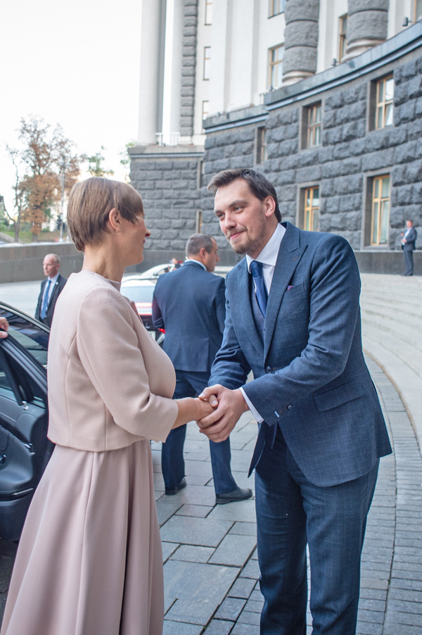 Прем’єр Олексій Гончарук особисто зустрів Президента Естонії Керсті Кальюлайд. Фото з Урядового порталу