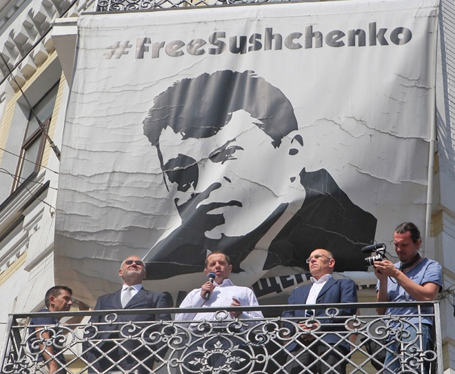 Роман Сущенко виступив з балкона рідного інформагентства. Фото з сайту https://www.ukrinform.ua