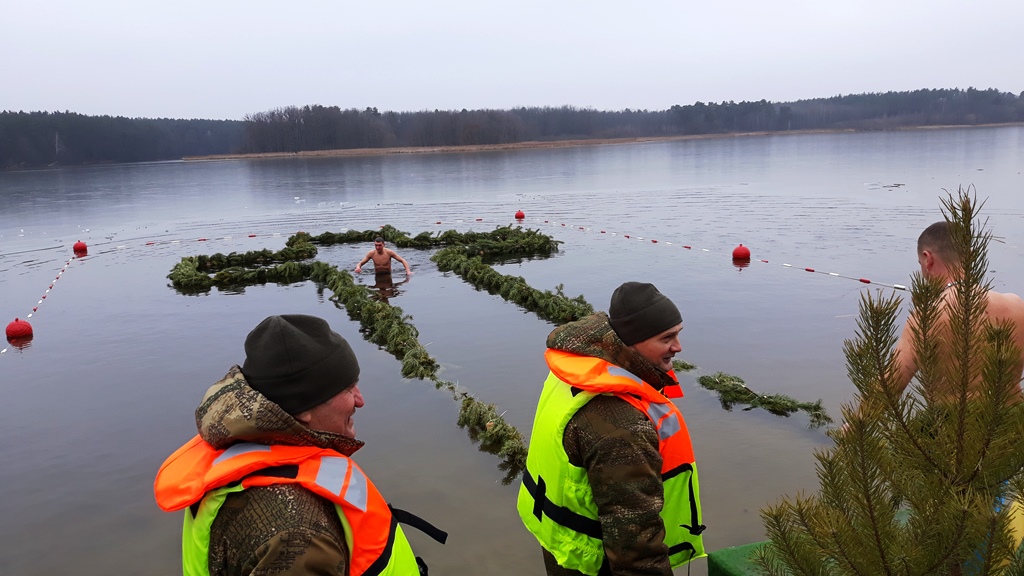 Зранку, на велелюдному святі Водохреща у міському гідропарку, чергували рятувальники ДСНС, які розгорнули намети із пунктом обігріву та роздавали всім бажаючим гарячий чай із польової кухні. Фото надане автором