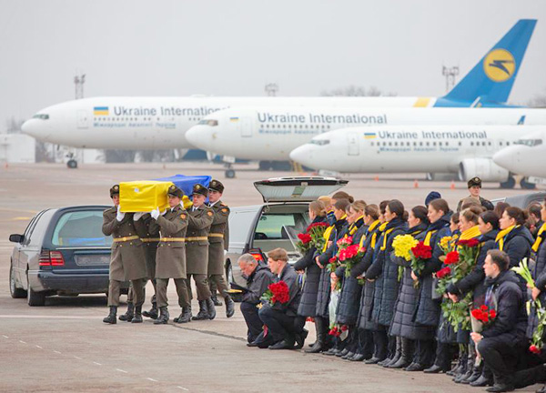 Стюардеси й пілоти не стримували емоцій перед пам’яттю про колег. Фото з сайту president.gov.ua