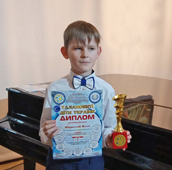 Учень фортепіанного відділу Лисичанської ДШМ №1 Владислав Мазін переміг у Міжнародному фестивалі- конкурсі музики, пісні, танцю та декоративно-прикладного мистецтва «Талановиті діти України». Фото з сайту Лисичанської міської ради