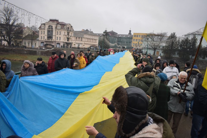 100-метровий прапор учасники розгорнули на два береги Ужа. Фото пресслужби Закарпатської облдержадміністрації.
