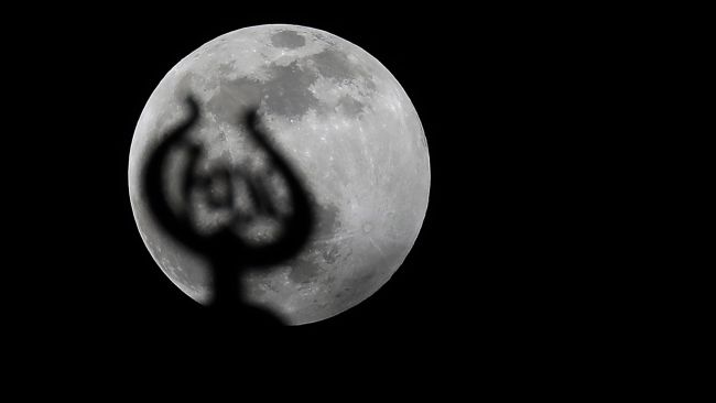 Часткове місячне затемнення над Стамбулом, Туреччина, 10 січня 2020 року на фотографі Іса Терлі.