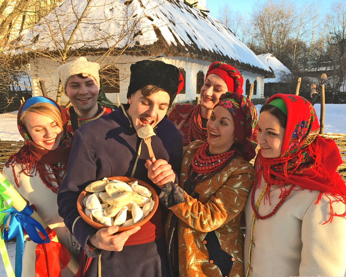 На Колодія — праслов’янське свято на честь весняного сонця – українці зазвичай пригощаються варениками, а не млинцями. Фото з сайту mamajeva-sloboda.ua