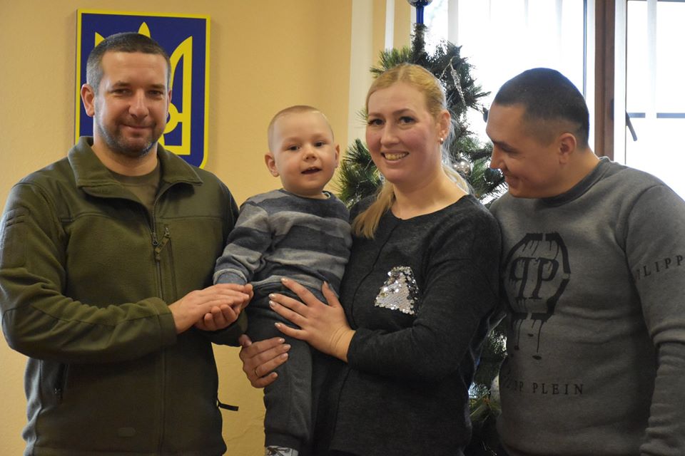 Олександр Стаднік (зліва) зустрівся з родиною Жаданів. Фото(надане автором.