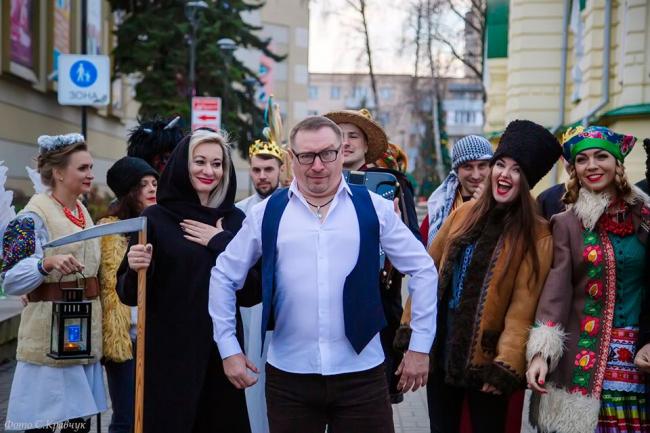 Ось такий вертеп крокує вулицями Рівного (крайня ліворуч народний депутат Соломія Бобровська в ролі ангела).