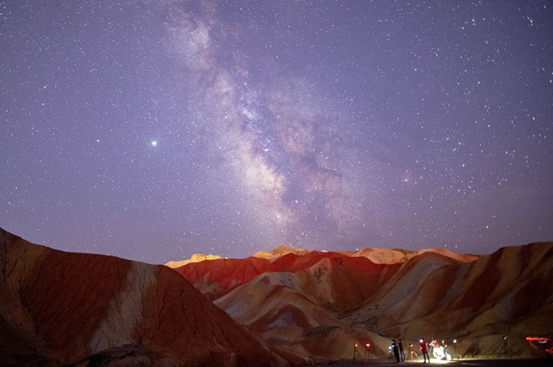 Метеорний потік Персеїди в національному парку Данься, Китай.