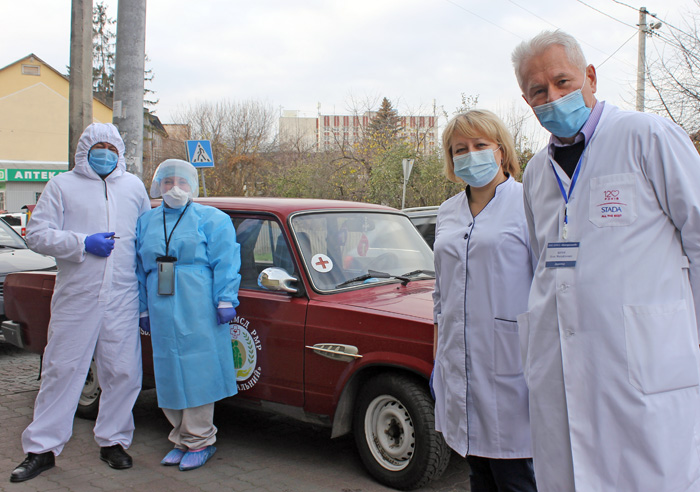 Директор центру «ПМСД «Центральний» Олег Шрам та головна медсестра Тетяна Бугаєць (праворуч) щодня проводжають бригаду медиків до пацієнтів. Фото надав автор
