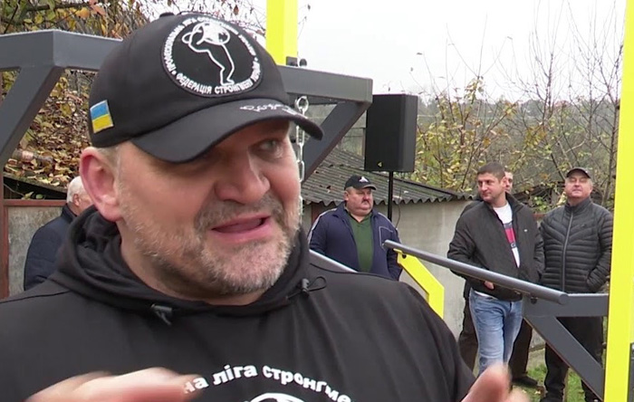 Василь ВІРАСТЮК заохочує юних завидівців до занять спортом. 