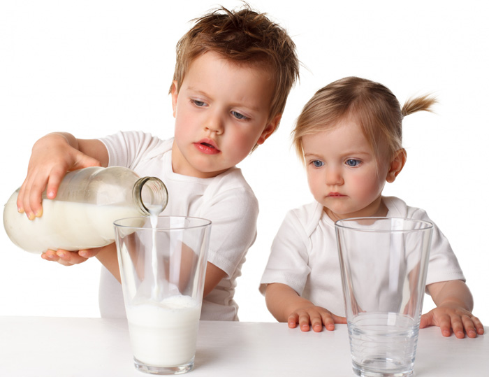 Дитячий раціон не можна вважати повноцінним, якщо в ньому бракує молочних продуктів. Фото з сайту agrobezopasnost.com