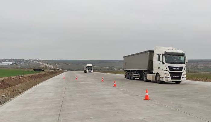 Перші вантажівки проїхали новою дорогою. Фото з сайту https://inshe.tv  