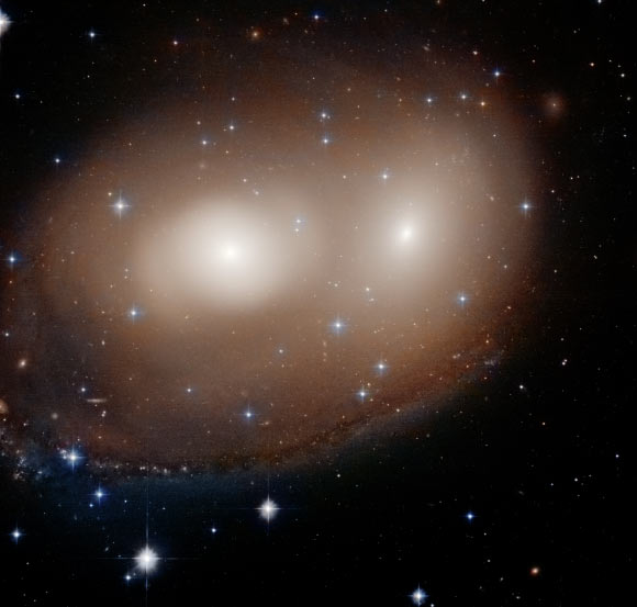 Цей незвичайний небесний об’єкт, як його побачив космічний телескоп NASA / ESA Hubble, насправді є комбінацією двох лінзоподібних галактик, NGC 2292 і NGC 2293. NASA / ESA / Hubble / W. Keel, University of Alabama.