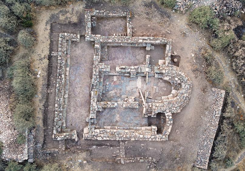 Руїни ранньовізантійської базиліки, знайденої археологами.