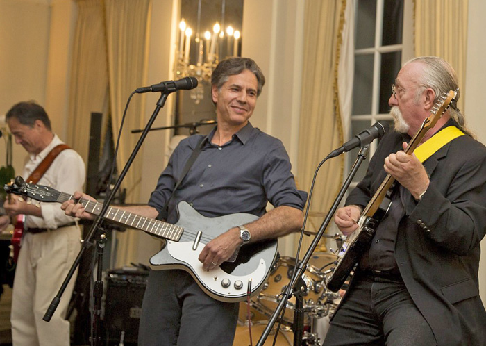Ентоні Блінкен (на фото в центрі) віддає перевагу виконанню рокових і блюзових композицій. Фото з сайту twitter.com