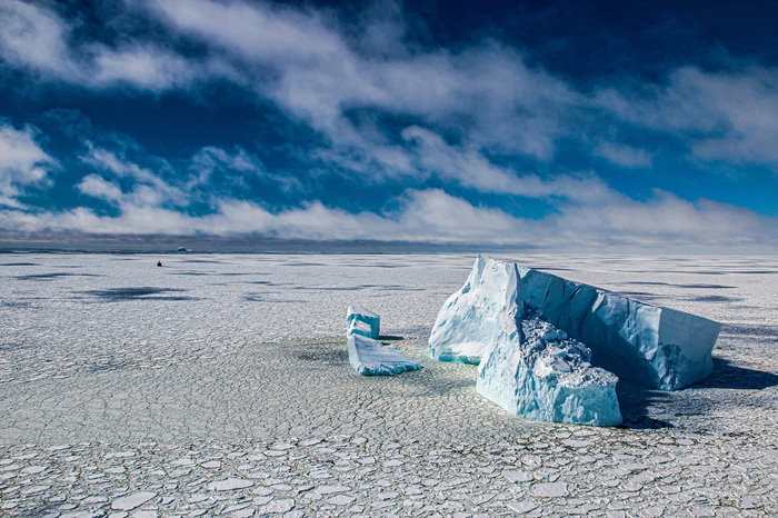 «Плавання між льодом та айсбергами в морі Беллінсгаузена, Антарктика». Фото Gonzalo Bertolotto / via WMO