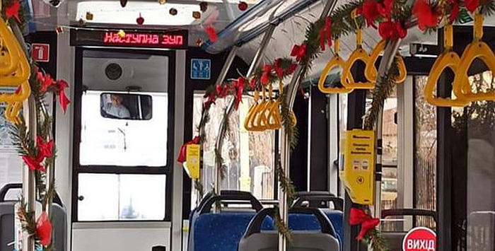 Автобус, оформлений у новорічно-різдвяному стилі, курсує вулицями Ужгорода  