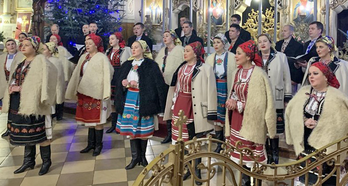 Артисти хору виступають під склепінням величного Кафедрального собору  