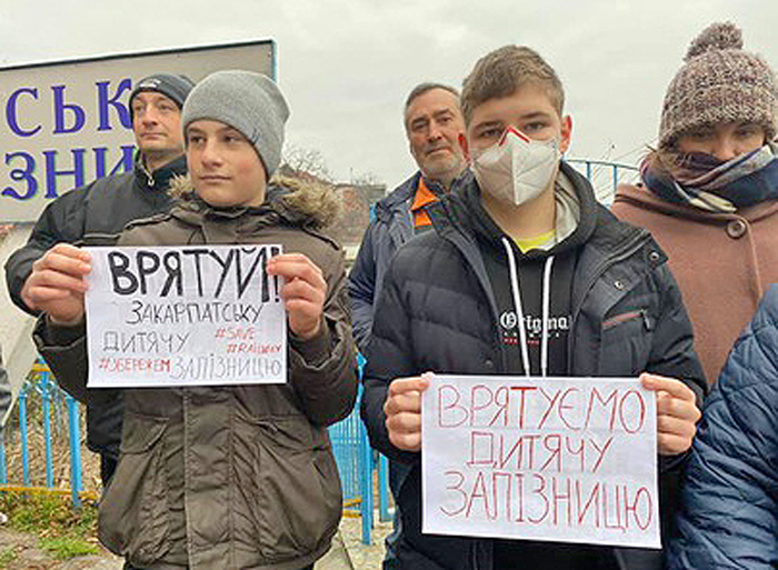 Закриття дитячої залізниці в Ужгороді не допускають школярі. Фото з сайту http://uzhgorod.in  