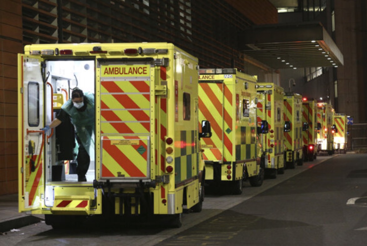  Швидка допомога перед Королівською лікарнею в Лондоні. (Джерело: TASR / AP)  