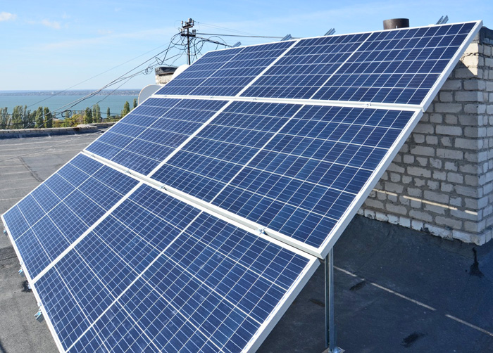 У Миколаєві встановили першу сонячну мініелектростанцію на даху.Фото надав автор