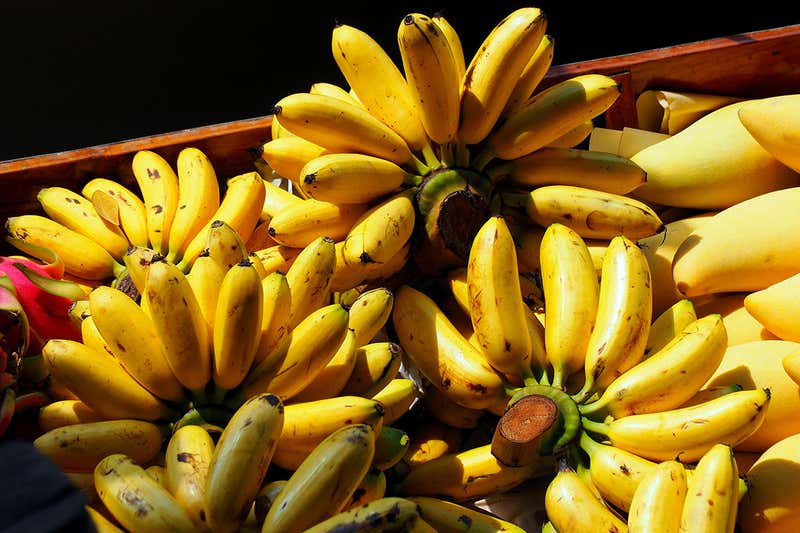 Банани на плавучому ринку в Таїланді