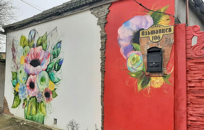 Альона Царенко разом з дітьми розмалювала стіни будинку. Фото телеканалу Суспільне:Миколаїв