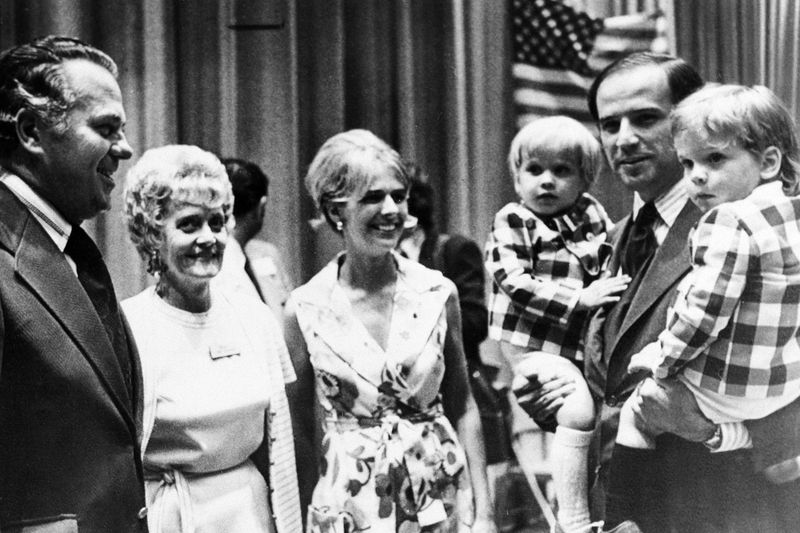 Джо Байден (праворуч) з двома синами на руках, 1972 рік. Фото: AP Photo  