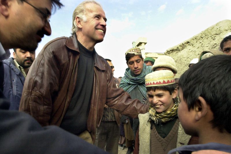 Джо Байден в Кабулі, сiчень 2002 роки. Фото: AP Photo / Enric Marti  