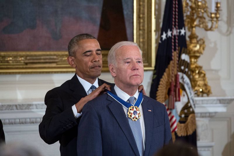 Президент США Барак Обама нагороджує Віце-президента Джо Байдена Президентською медаллю Свободи. Фото: Chuck Kennedy / wikimedia.org
