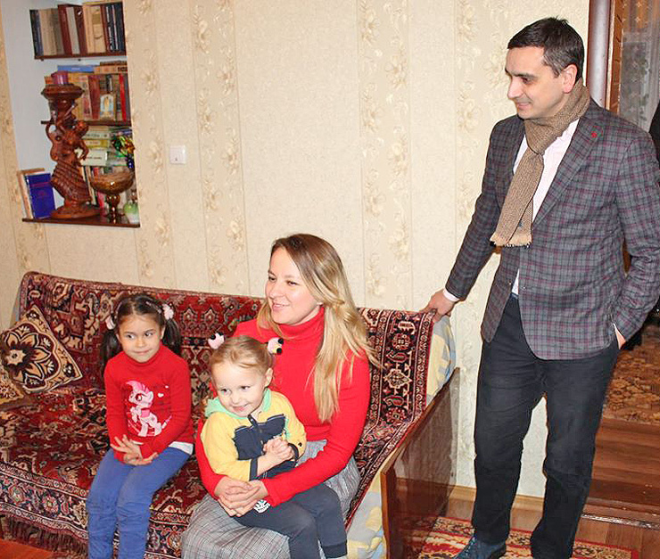 Діти з сім’ї патронатного вихователя Наталії Кузуб зустріли Юлію Соколовську як близьку родичку. Фото з сайту Полтавської ОДА