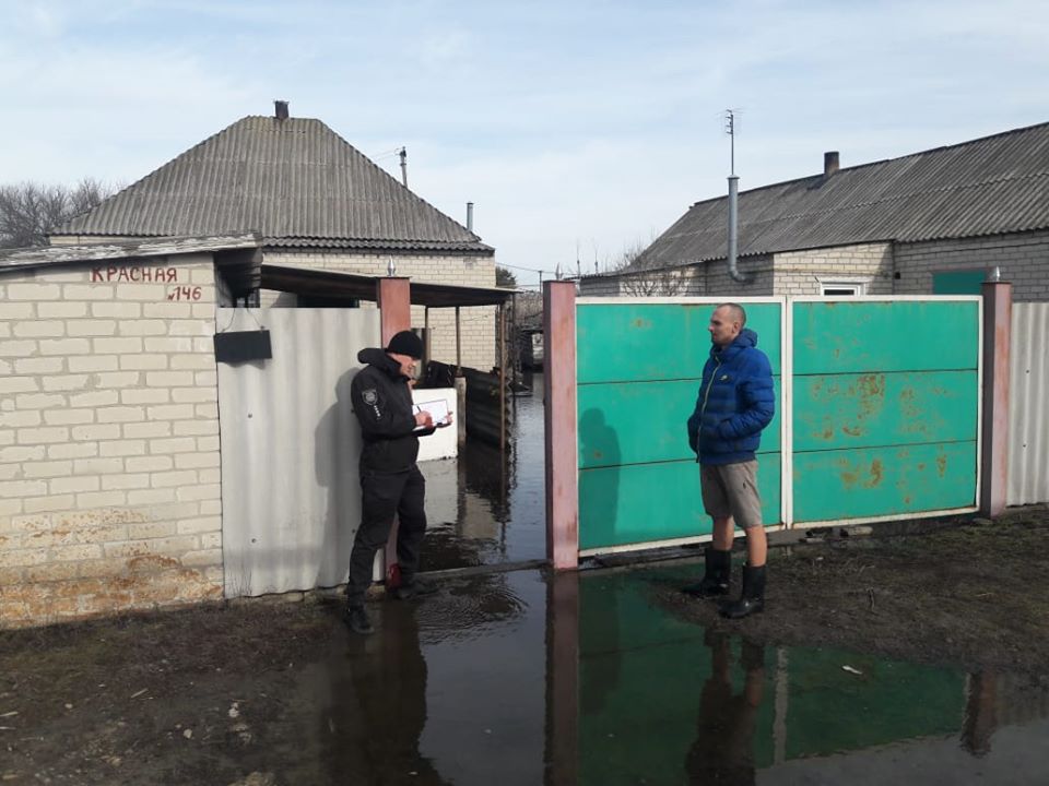 На Луганщині поліція відстежує ситуацію щодо підтоплення домоволодінь в смт Борівське