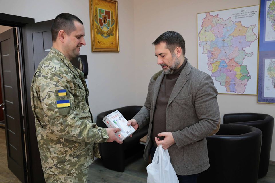 Очільник Луганщини передав прикордонникам додаткові безконтактні інфрачервоні термометри для посилення проведення температурного контролю людей, які перетинають пункти пропуску