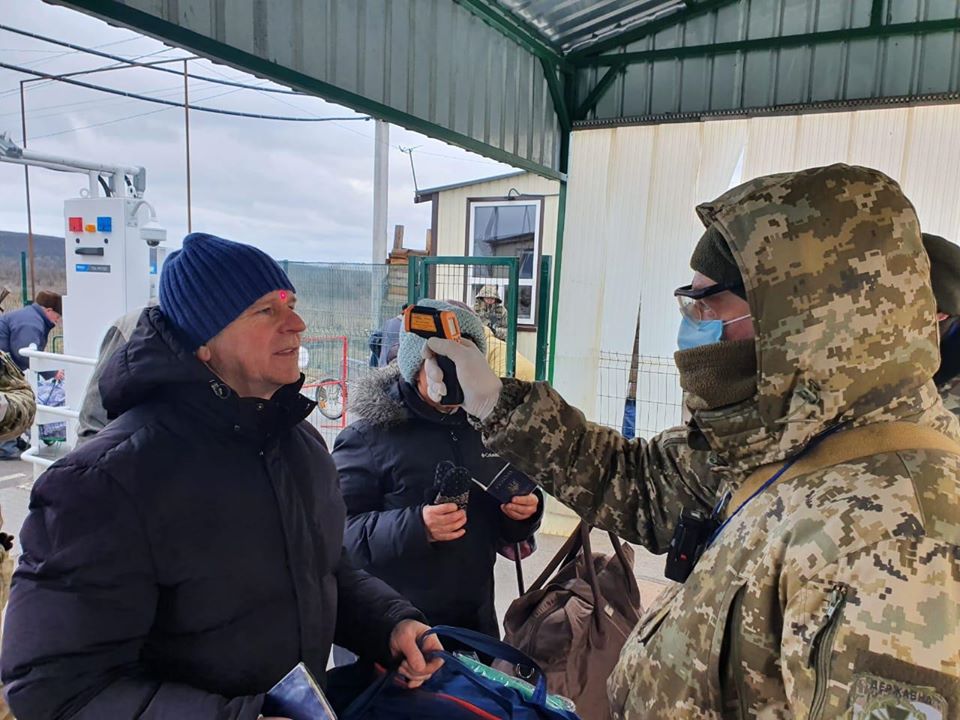 Температурний скринінг на КПВВ Станиця Луганська уже діє. Фото зі сторінки Луганської ОДА та сторінки ООС у Фейсбук.