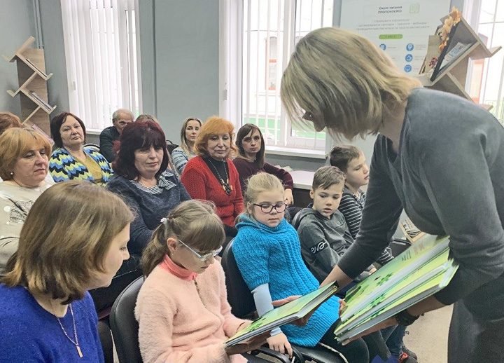 Тернопільська письменниця Ірина Мацко представила для дітей з вадами зору нові книжки. Фото з сайту teren.in.ua