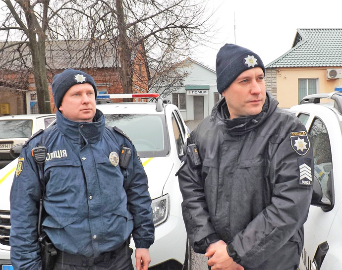 Поліцейські офіцери Циркунівської громади Павло Єна (ліворуч) та Юрій Черкашин будь-якої миті готові прийти на допомогу селянам. Фото надав автор