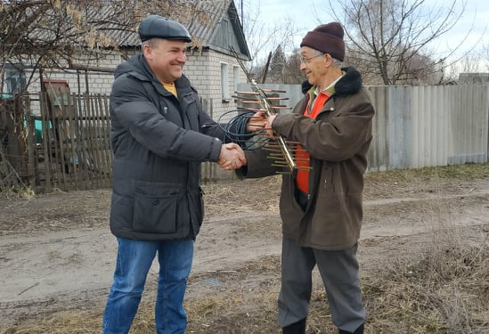Активісту зі Станично-Луганського району, який протягом двох років регулярно інформує державні установи про ситуацію в ефірі, Дмитро Сурженко передав нову логоперіодичну антену, що приймає сигнал у дециметровому діапазоні. Фото зі сторінки Луганської ОДА у фейсбуці