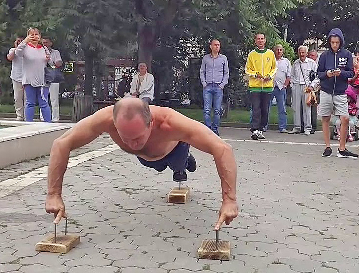 Василь Шевчук відтискається на двох пальцях двох рук на цвяхах. Фото з сайту i.ytimg.com