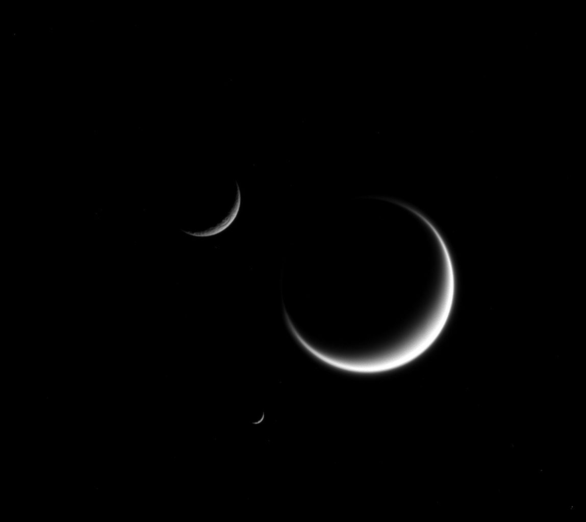 Фотографія трьох супутників Сатурна – Титан, Рея і Мімас. Credit: NASA / JPL-Caltech / Space Science Institute