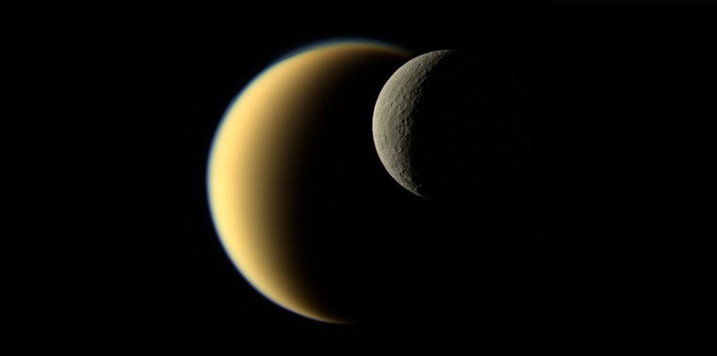 Титан і Рея. Credit: NASA / JPL-Caltech / Space Science Institute