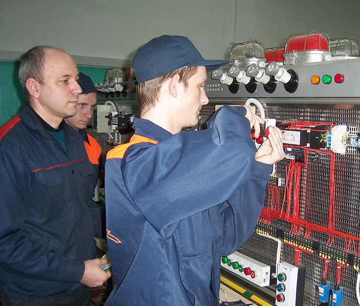 Опановувати тонкощі професії електромонтера учням допомагає майстер виробничого навчання Валерій Дерев’янко